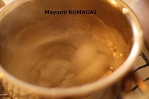 クリームチーズのデコレーション・クリームで絞った薔薇をのせた、赤い実のべリー風味レアチーズケーキ