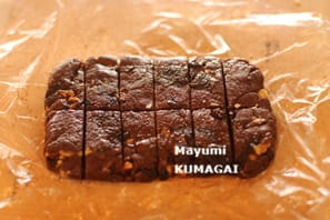 バターを使わずにクリームチーズで作ったパートシュクレに胡桃とラムレーズンをいれて作った、 クリチのショコラ・クッキーバー