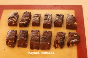 バターを使わずにクリームチーズで作ったパートシュクレに胡桃とラムレーズンをいれて作った、 クリチのショコラ・クッキーバー