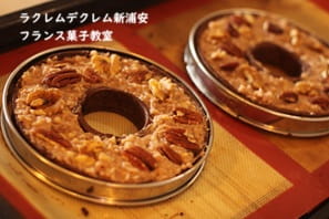 ニーナ・メタイエ（Nina Métayer）の 春の王冠Couronne de printempsみたいなリースタルトをつくる受講生 