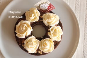 ニーナ・メタイエ（Nina Métayer）の 春の王冠Couronne de printempsみたいなリースタルト。クリームの薔薇を飾って 