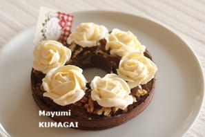 ニーナ・メタイエ（Nina Métayer）の 春の王冠Couronne de printempsみたいなリースタルト。クリームの薔薇を飾って 