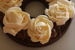 ニーナ・メタイエ（Nina Métayer）の 春の王冠Couronne de printempsみたいなリースタルト。クリームの薔薇を飾って 