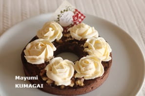 ニーナ・メタイエ（Nina Métayer）の 春の王冠Couronne de printempsみたいなリースタルト。クリームの薔薇を飾って 