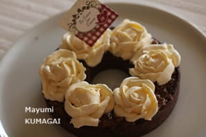 ニーナ・メタイエ（Nina Métayer）の 春の王冠Couronne de printempsみたいなリースタルト。クリームの薔薇を飾って 