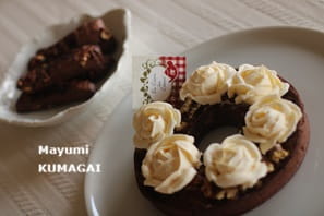 ニーナ・メタイエ（Nina Métayer）の 春の王冠Couronne de printempsみたいなリースタルト。クリームの薔薇を飾って 