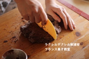 ニーナ・メタイエ（Nina Métayer）の 春の王冠Couronne de printempsみたいなリースタルト。クリームの薔薇を飾って 