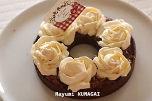 ニーナ・メタイエ（Nina Métayer）の 春の王冠Couronne de printempsみたいなリースタルト。クリームの薔薇を飾って 