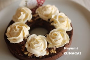 ニーナ・メタイエ（Nina Métayer）の 春の王冠Couronne de printempsみたいなリースタルト。クリームの薔薇を飾って 