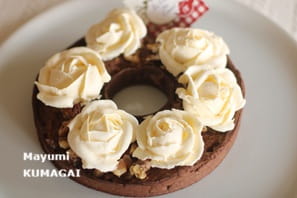 ニーナ・メタイエ（Nina Métayer）の 春の王冠Couronne de printempsみたいなリースタルト。クリームの薔薇を飾って 