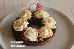 ニーナ・メタイエ（Nina Métayer）の 春の王冠Couronne de printempsみたいなリースタルト。クリームの薔薇を飾って 