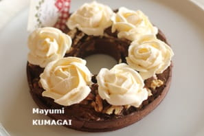 ニーナ・メタイエ（Nina Métayer）の 春の王冠Couronne de printempsみたいなリースタルト。クリームの薔薇を飾って 