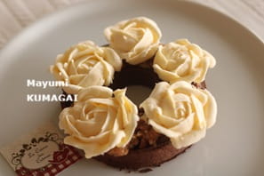 ニーナ・メタイエ（Nina Métayer）の 春の王冠Couronne de printempsみたいなリースタルト。クリームの薔薇を飾って 