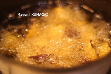 さつまいもを乱切りして素揚げして、117℃に煮詰めた蜜にからめた
飴がややや固めのパリっと大学芋。