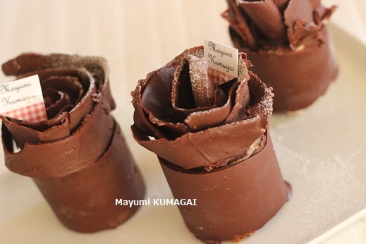 チョコレートのフリルを飾ったチョコレートでデコレーションしたフランス菓子フィユドトーヌ
