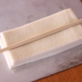 綺麗に層になるのか確認できる、折りこみパイ生地のお菓子パピヨンっを作る過程でねじる場所に箸で印をつける