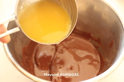 生クリーム不使用で板チョコとオレンジジュースを乳化させてつくるトリュフの中身ガナッシュのレシピ・作り方
