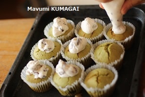 小豆あんをマロンペーストに見立ててつくった和風モンブラン。土台は黒豆入りの抹茶のマフィン。
