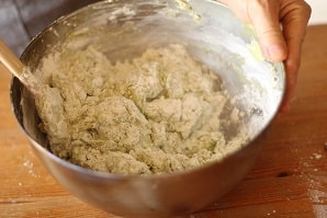 小豆あんをマロンペーストに見立ててつくった和風モンブラン。土台は黒豆入りの抹茶のマフィン。