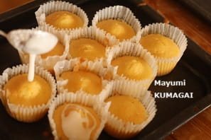 軽いお味でレモン果実をたっぷり使用したレモンケーキはカップでつくるとレモン型不要だし、アイシングを綺麗にかけやすい