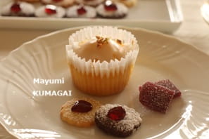 軽いお味でレモン果実をたっぷり使用したレモンケーキはカップでつくるとレモン型不要だし、アイシングを綺麗にかけやすい