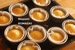 軽いお味でレモン果実をたっぷり使用したレモンケーキはカップでつくるとレモン型不要だし、アイシングを綺麗にかけやすい