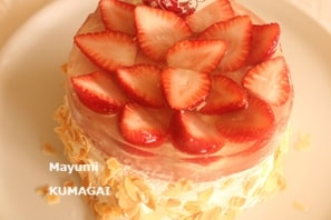 ドイツの伝統菓子 オプストトルテ(Obsttorte)苺だけをのせて
ショートケーキ風に仕上げました。