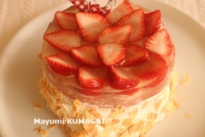 ドイツの伝統菓子 オプストトルテ(Obsttorte)苺だけをのせて
ショートケーキ風に仕上げました。