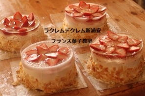 ドイツの伝統菓子 オプストトルテ（Obsttorte）苺だけをのせて
    ショートケーキ風に仕上げました。