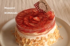 ドイツの伝統菓子 オプストトルテ(Obsttorte)苺だけをのせて
ショートケーキ風に仕上げました。