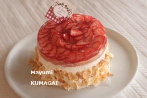 ドイツの伝統菓子 オプストトルテ(Obsttorte)苺だけをのせて
ショートケーキ風に仕上げました。