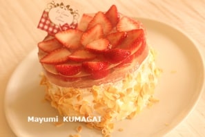 ドイツの伝統菓子 オプストトルテ(Obsttorte)苺だけをのせて
ショートケーキ風に仕上げました。