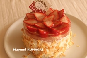 ドイツの伝統菓子 オプストトルテ(Obsttorte)苺だけをのせて
ショートケーキ風に仕上げました。