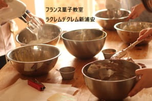 完璧なムース・ショコラ、パルフェ・ショコラ。中には
  小麦粉をいれないビスキュイ・ショコラ・サン・ファリンヌだから、とろける口どけ。