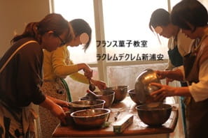 完璧なムース・ショコラ、パルフェ・ショコラ。中には
  小麦粉をいれないビスキュイ・ショコラ・サン・ファリンヌだから、とろける口どけ。