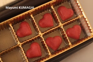 ホワイトチョコレートをピンクに
  着色。ガナッシュ入りのモールド・ハートPetits cœurs au chocolat。