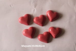 ホワイトチョコレートをピンクに
  着色。ガナッシュ入りのモールド・ハートPetits cœurs au chocolat。