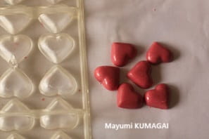 ホワイトチョコレートをピンクに
  着色。ガナッシュ入りのモールド・ハートPetits cœurs au chocolat。