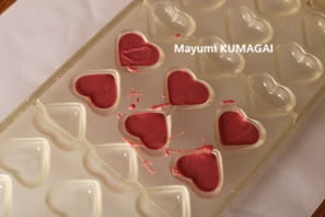 ホワイトチョコレートをピンクに
  着色。ガナッシュ入りのモールド・ハートPetits cœurs au chocolat。