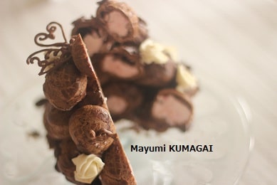 チョコレートのプロフィトロールは、ツリー状に積み重ねた小さなシュークリームにチョコレートをかけたお菓子