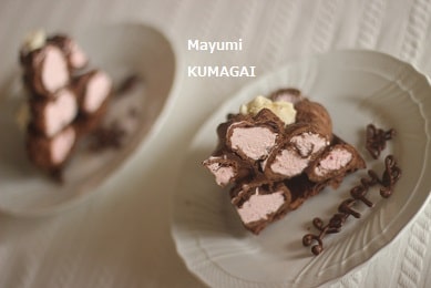 ョコレートのプロフィトロールは、ツリー状に積み重ねた小さなシュークリームにチョコレートをかけたお菓子