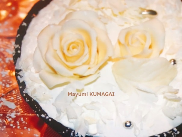 自家製プラスティックチョコレートで作った本物の薔薇みたいなホワイトチョコレートの薔薇