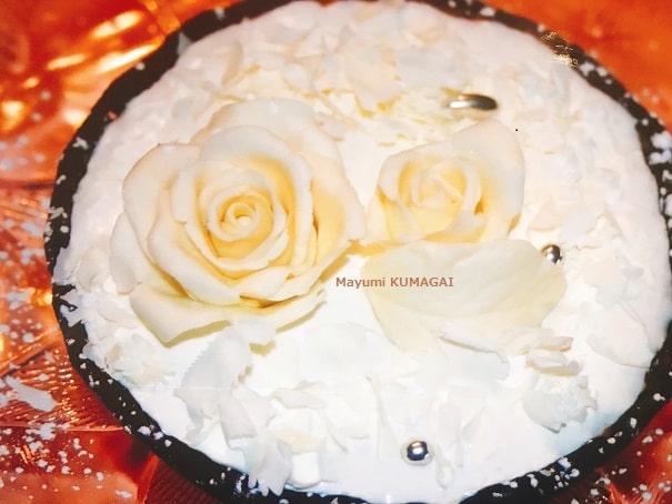 自家製プラスティックチョコレートで作った本物の薔薇みたいなホワイトチョコレートの薔薇