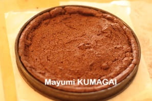 タルト生地とアーモンドクリームにココアをいれてチョコレート味に。その上にカスタードクリームを可愛く絞ってデコレーション。
  お誕生日のクッキープレートをのせて。