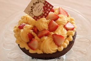 タルト生地とアーモンドクリームにココアをいれてチョコレート味に。その上にカスタードクリームを可愛く絞ってデコレーション。
  お誕生日のクッキープレートをのせて。