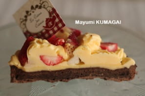 タルト生地とアーモンドクリームにココアをいれてチョコレート味に。その上にカスタードクリームを可愛く絞ってデコレーション。
  お誕生日のクッキープレートをのせて。