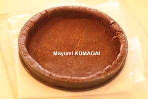 タルト生地とアーモンドクリームにココアをいれてチョコレート味に。その上にカスタードクリームを可愛く絞ってデコレーション。
  お誕生日のクッキープレートをのせて。