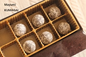 丸いガナッシュに粉砂糖をまぶしたトリュフ・ラムTruffes au rhum