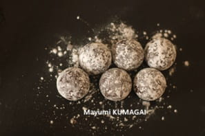 丸いガナッシュに粉砂糖をまぶしたトリュフ・ラムTruffes au rhum