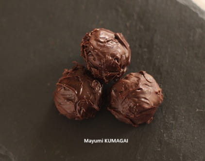 ピーナッツのチョコがけのセンターにテンパリングチョコをコーティングしたトリュフ・カカウェットTruffes aux cacahuètes。